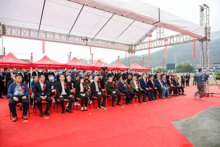 4.近百位領(lǐng)導(dǎo)、嘉賓蒞臨儀式.jpg