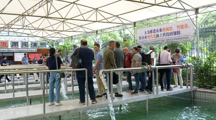 11.參觀潤景智能灌溉用閥演示區(qū).jpg